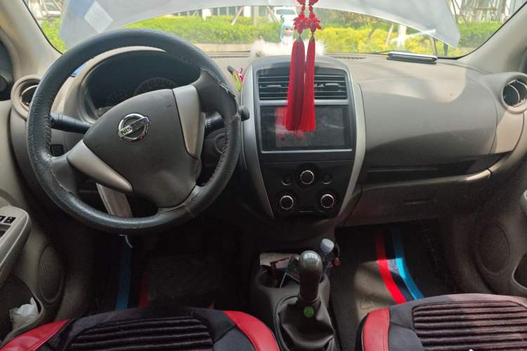Used Nissan Sunny 2015 1.5XE Manual Comfort Edition Center Console