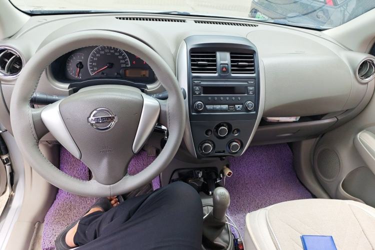 Used Nissan Sunny 2015 1.5XE Manual Comfort Edition Center Console