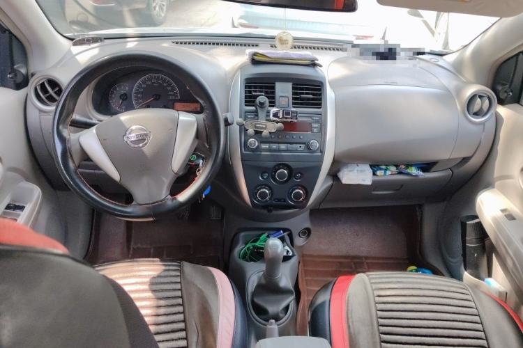 Used Nissan Sunny 2015 1.5XE Manual Comfort Edition Center Console