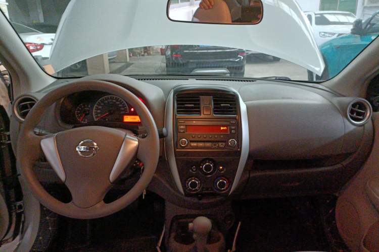 Used Nissan Sunny 2015 1.5XE CVT Comfort Edition Center Console