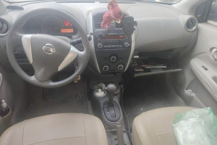 Used Nissan Sunny 2015 1.5XE CVT Comfort Edition Center Console