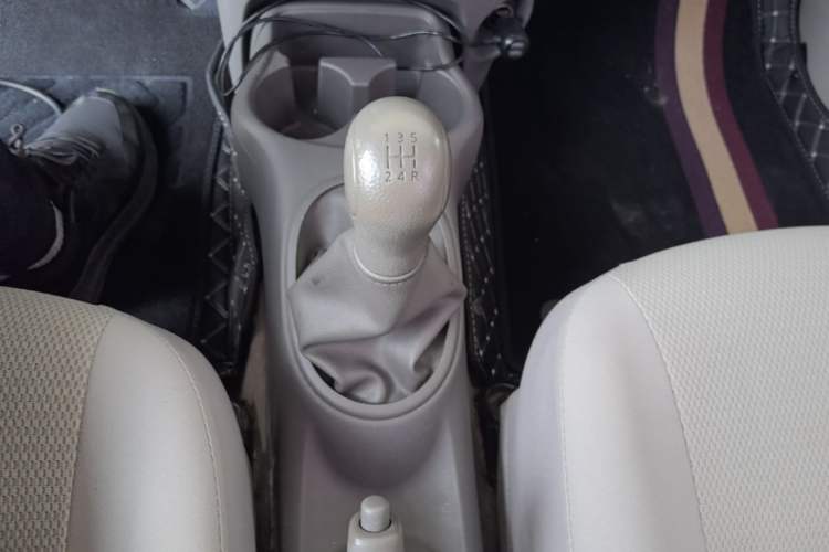 Used Nissan Sunny 2015 1.5XE Manual Master Edition Gear Lever