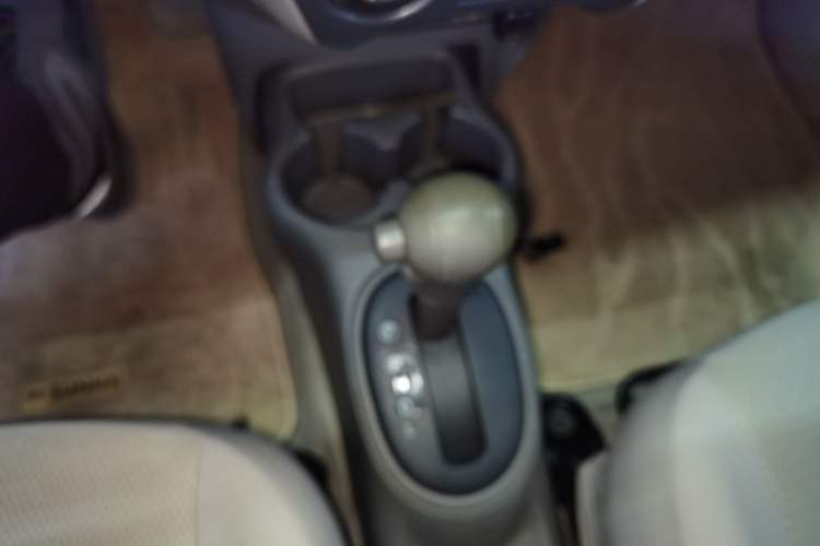 Used Nissan Sunny 2015 1.5XE CVT Comfort Edition Gear Lever