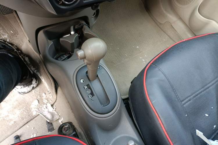 Used Nissan Sunny 2015 1.5XE CVT Master Edition Gear Lever