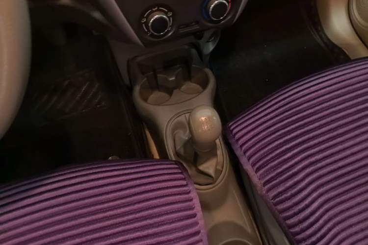 Used Nissan Sunny 2015 1.5XE Manual Comfort Edition Gear Lever