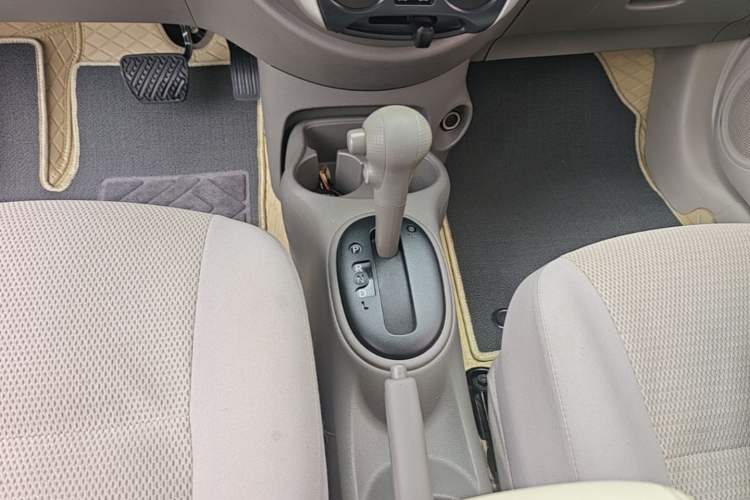 Used Nissan Sunny 2015 1.5XE CVT Master Edition Gear Lever