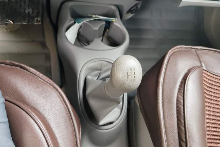 Used Nissan Sunny 2015 1.5XE Manual Comfort Edition Gear Lever