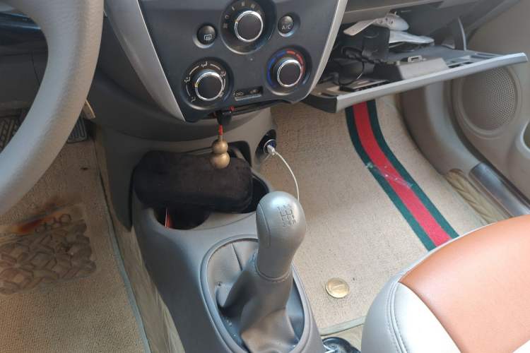 Used Nissan Sunny 2015 1.5XE Manual Comfort Edition Gear Lever