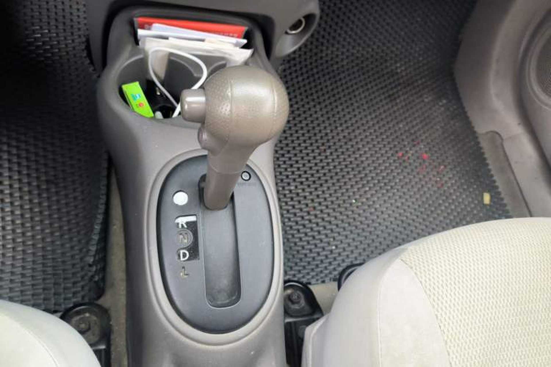 Used Nissan Sunny 2015 1.5XE CVT Master Edition Gear Lever
