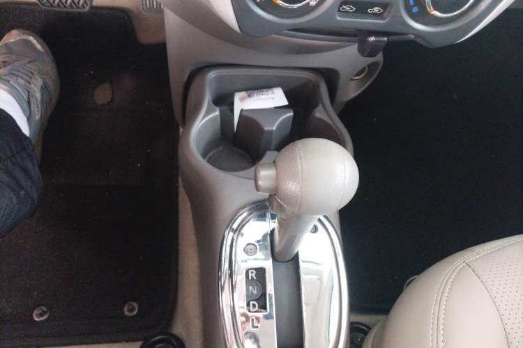Used Nissan Sunny 2015 1.5XE CVT Elite Edition Gear Lever