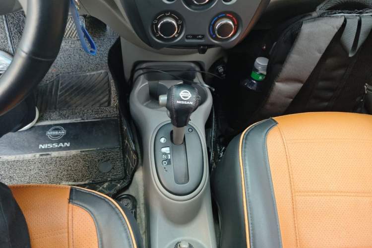 Used Nissan Sunny 2015 1.5XE CVT Comfort Edition Gear Lever