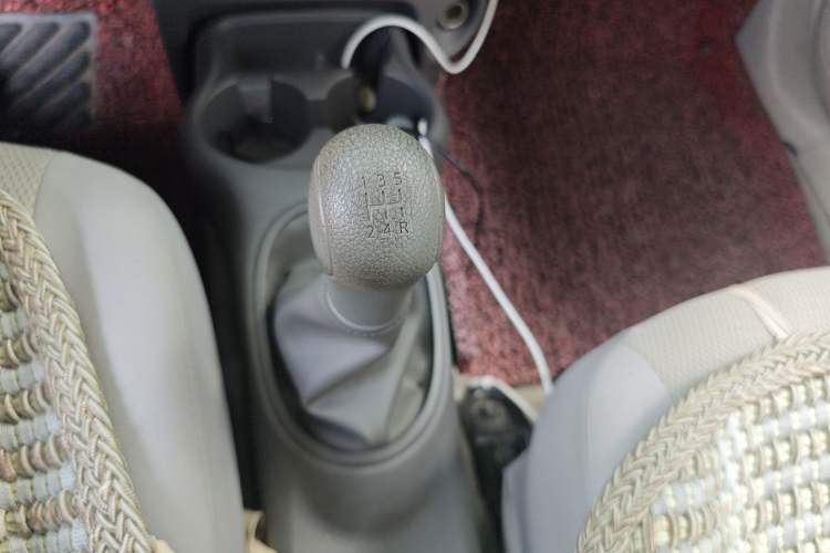 Used Nissan Sunny 2015 1.5XE Manual Comfort Edition Gear Lever