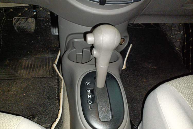 Used Nissan Sunny 2015 1.5XE CVT Comfort Edition Gear Lever