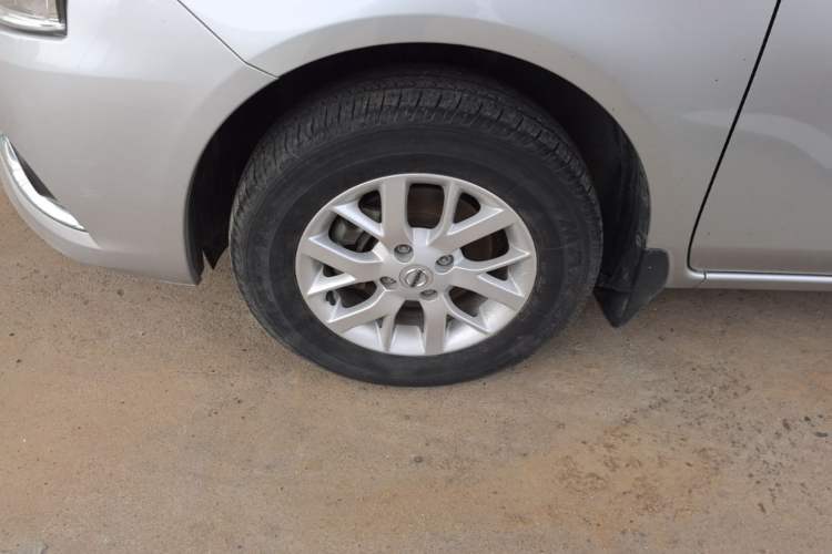 Used Nissan Sunny 2015 1.5XE Manual Master Edition Left Front Wheel Hub