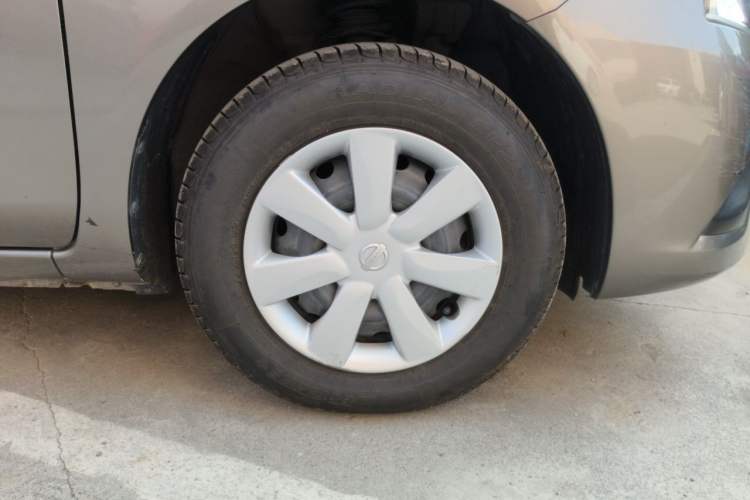 Used Nissan Sunny 2015 1.5XE Manual Comfort Edition Right Front Wheel Hub