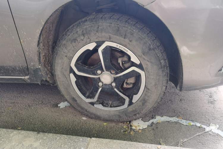 Used Nissan Sunny 2015 1.5XE Manual Comfort Edition Right Front Wheel Hub
