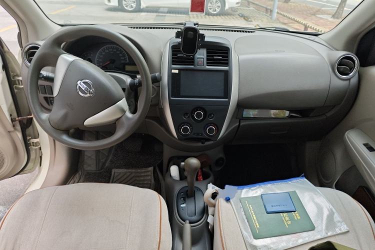 Used Nissan Sunny 2015 1.5XE CVT Comfort Edition Center Console