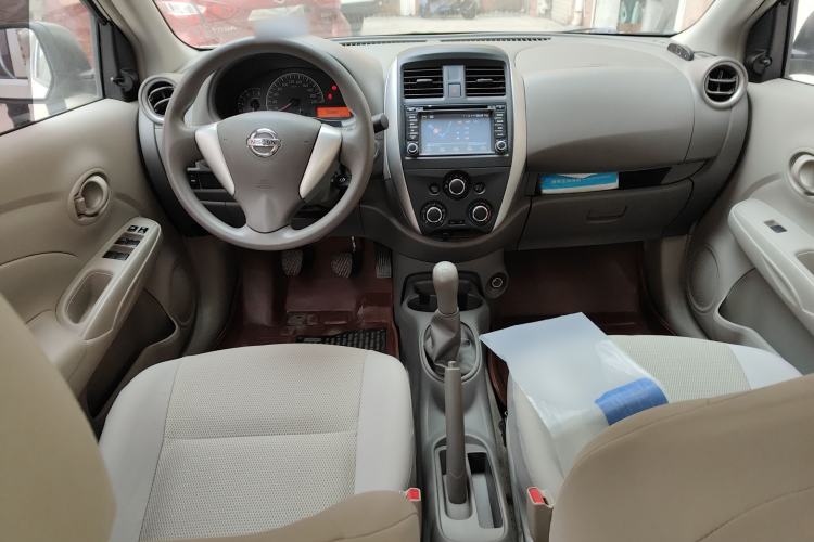 Used Nissan Sunny 2015 1.5XE Manual Comfort Edition Center Console