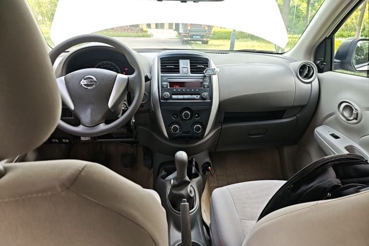 Used Nissan Sunny 2015 1.5XE Manual Comfort Edition Center Console