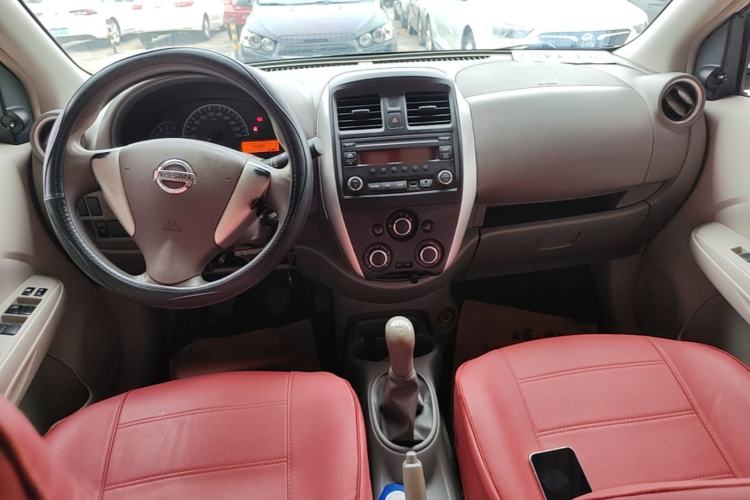 Used Nissan Sunny 2015 1.5XE Manual Comfort Edition Center Console