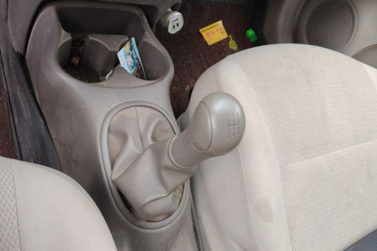 Used Nissan Sunny 2015 1.5XE Manual Comfort Edition Gear Lever