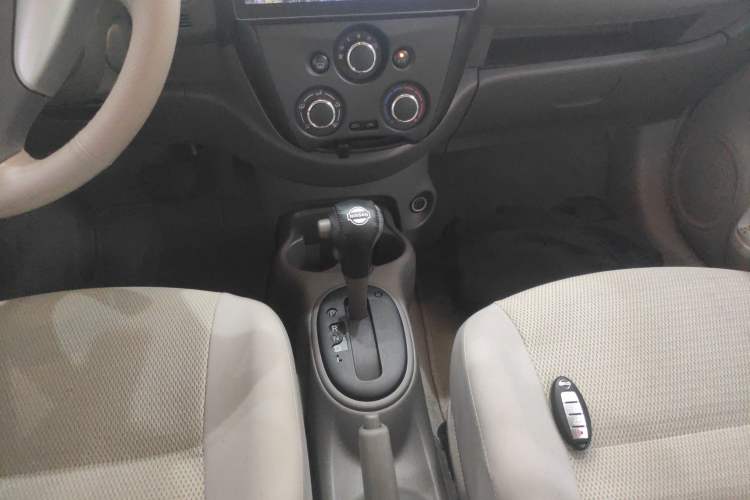 Used Nissan Sunny 2015 1.5XE CVT Master Edition Gear Lever