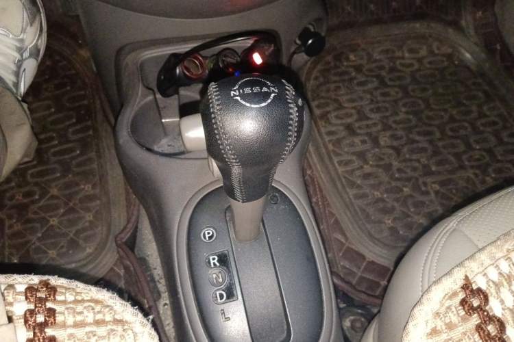 Used Nissan Sunny 2015 1.5XE CVT Comfort Edition Gear Lever