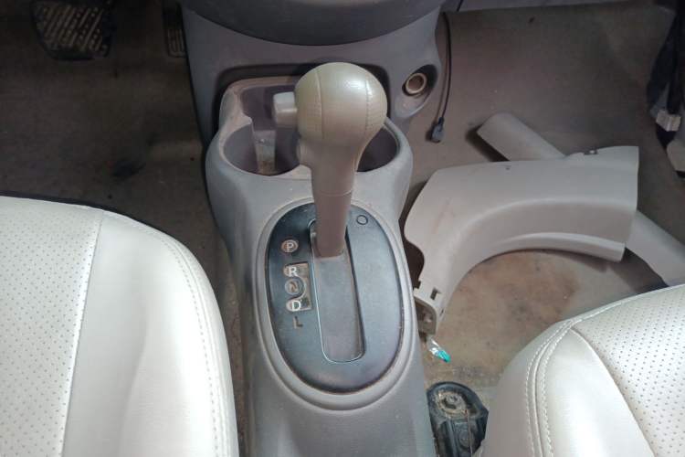 Used Nissan Sunny 2015 1.5XE CVT Comfort Edition Gear Lever