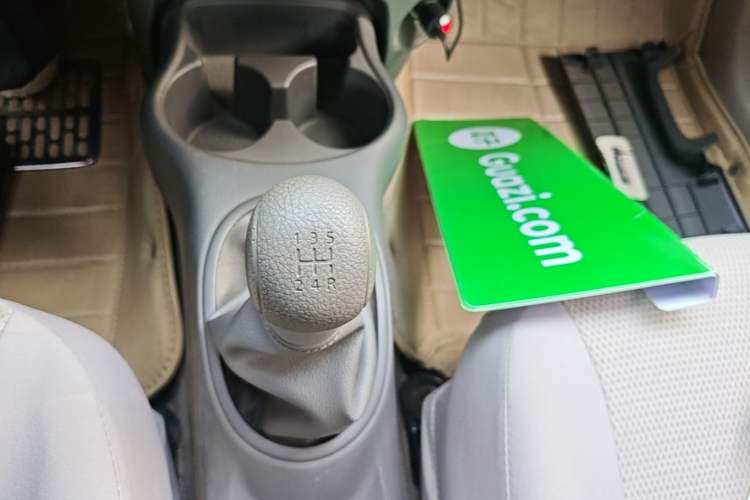 Used Nissan Sunny 2015 1.5XE Manual Comfort Edition Gear Lever