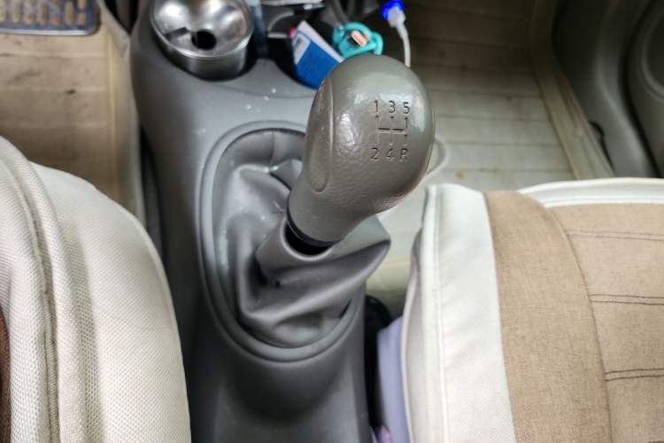 Used Nissan Sunny 2015 1.5XE Manual Comfort Edition Gear Lever