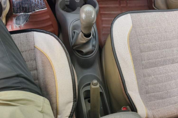 Used Nissan Sunny 2015 1.5XE Manual Comfort Edition Gear Lever
