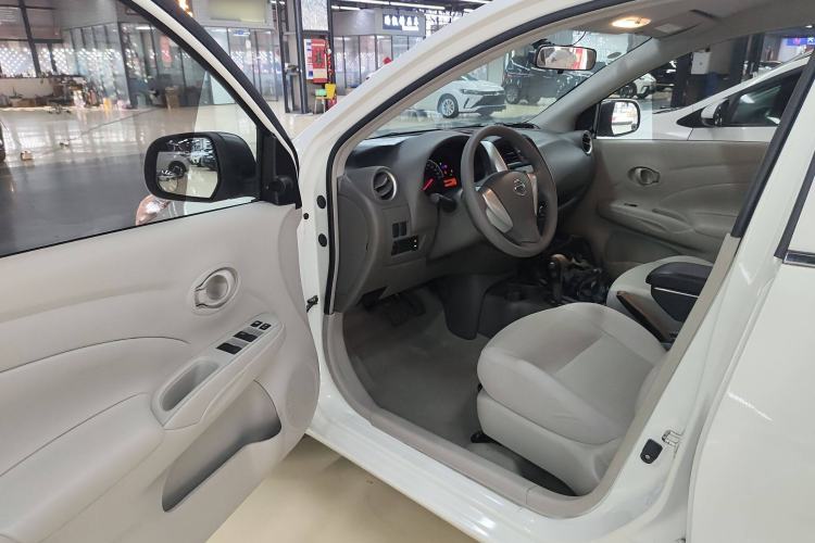 Used Nissan Sunny 2015 1.5XE CVT Comfort Edition Interior 3