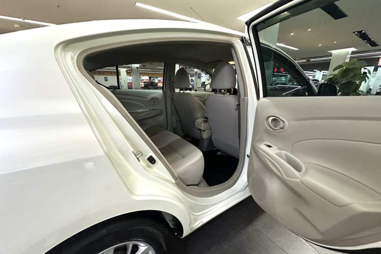 Used Nissan Sunny 2015 1.5XE CVT Comfort Edition Interior 9