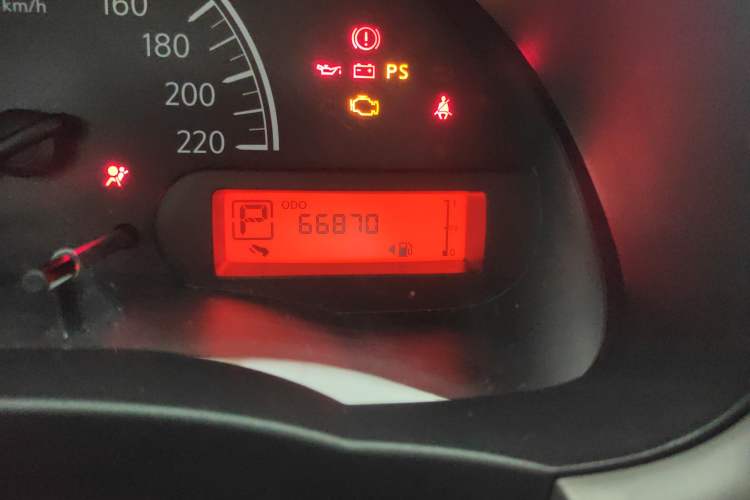 Used Nissan Sunny 2015 1.5XE CVT Master Edition Odometer Close Up