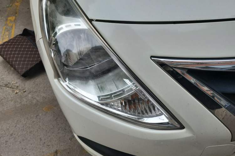 Used Nissan Sunny 2015 1.5XE Manual Comfort Edition Right Front Headlight