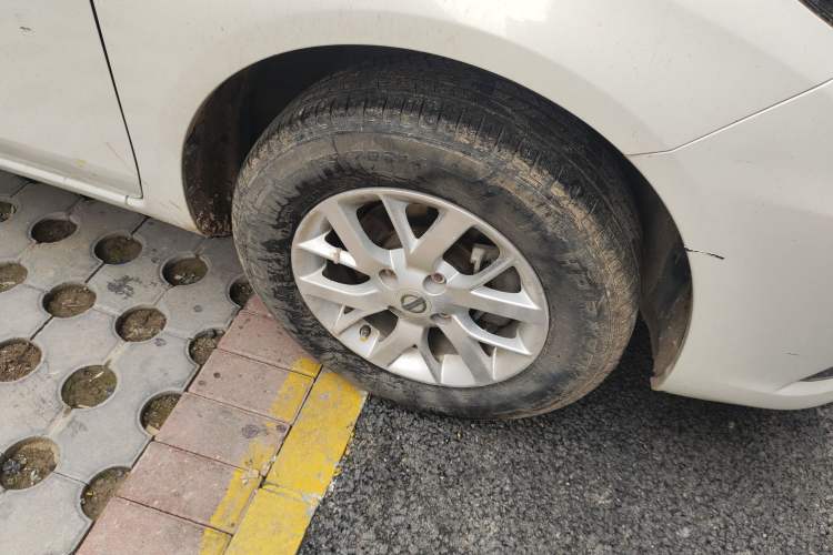 Used Nissan Sunny 2015 1.5XE Manual Master Edition Right Front Wheel Hub