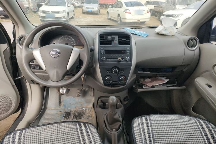 Used Nissan Sunny 2015 1.5XE Manual Master Edition Center Console