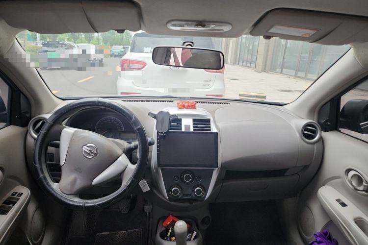 Used Nissan Sunny 2015 1.5XE Manual Comfort Edition Center Console