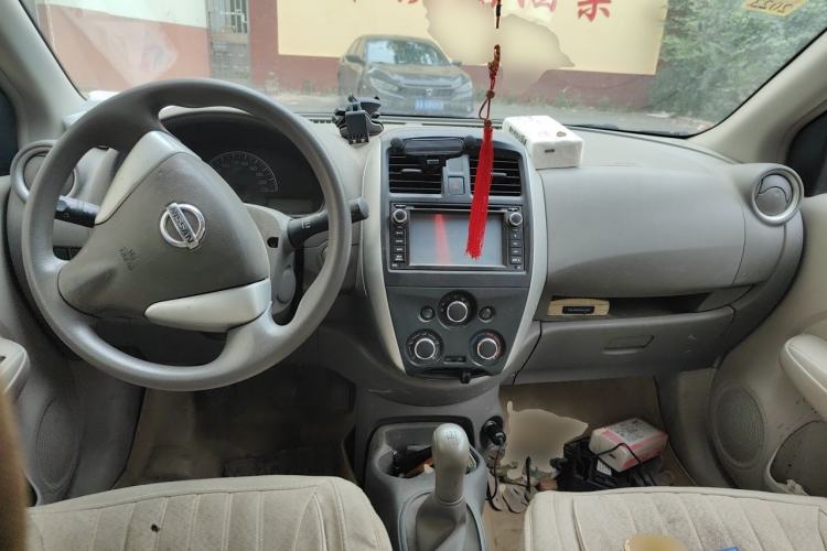 Used Nissan Sunny 2015 1.5XE Manual Master Edition Center Console