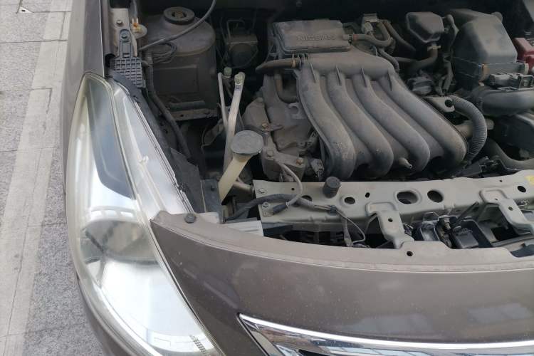 Used Nissan Sunny 2015 1.5XE Manual Elite Edition Engine Bay Right