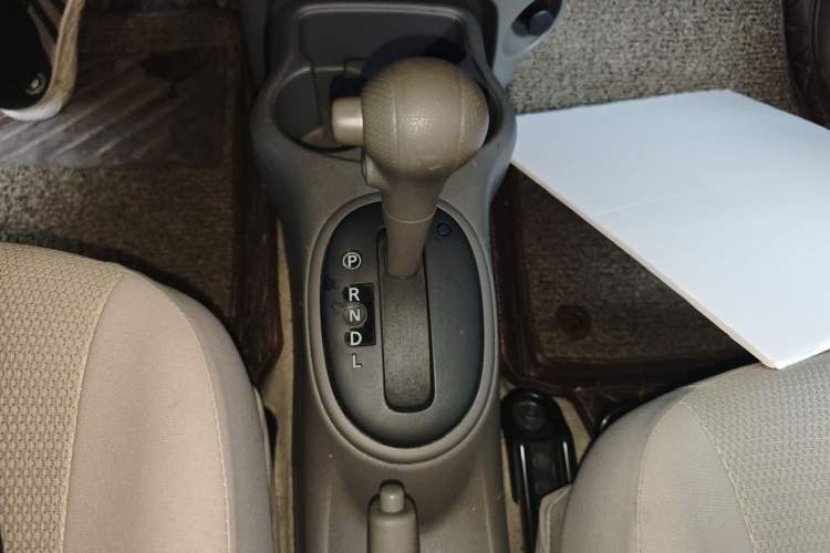 Used Nissan Sunny 2015 1.5XE CVT Comfort Edition Gear Lever