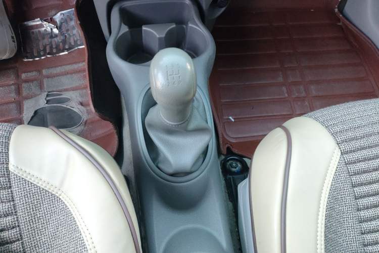 Used Nissan Sunny 2015 1.5XE Manual Comfort Edition Gear Lever