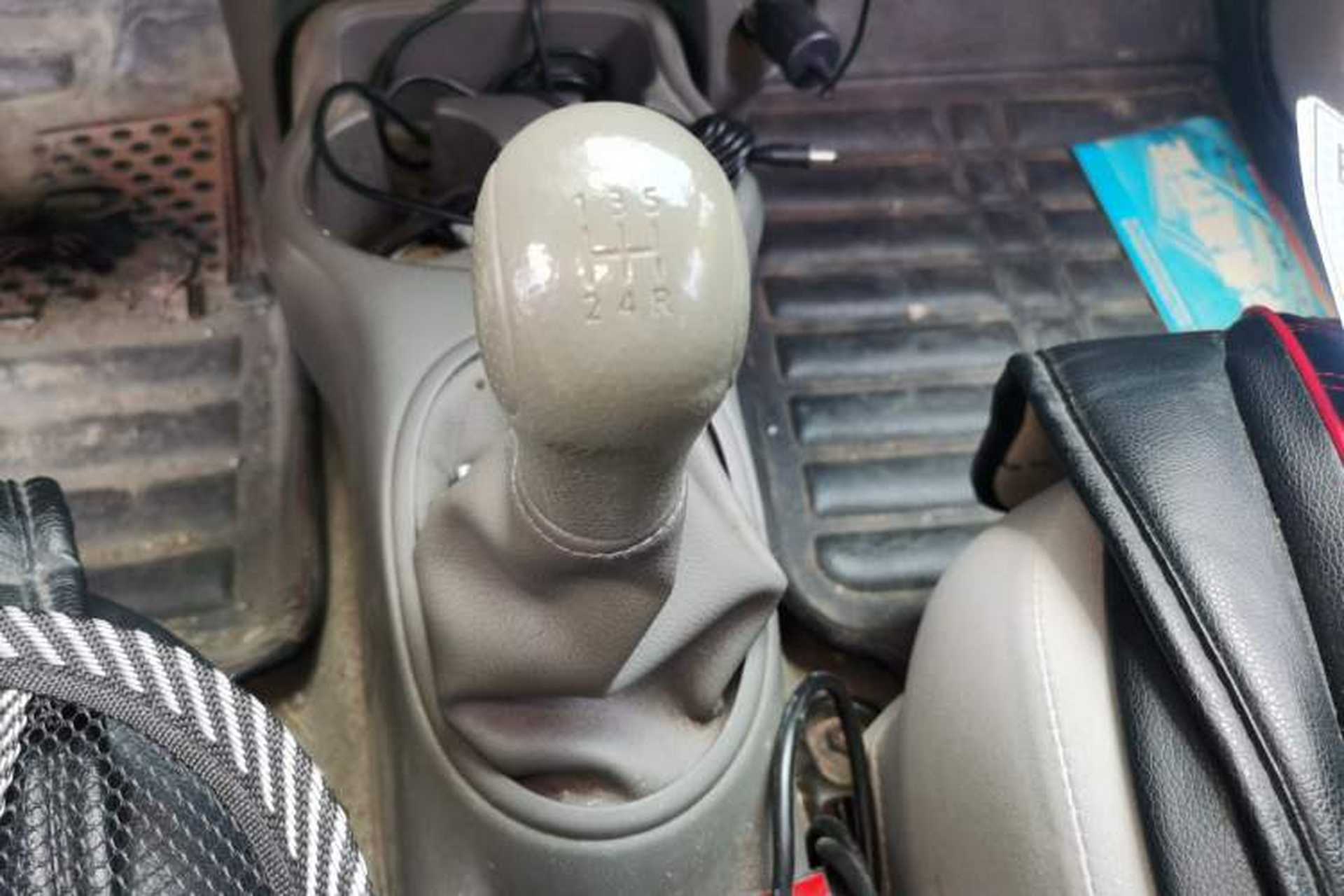 Used Nissan Sunny 2015 1.5XE Manual Comfort Edition Gear Lever