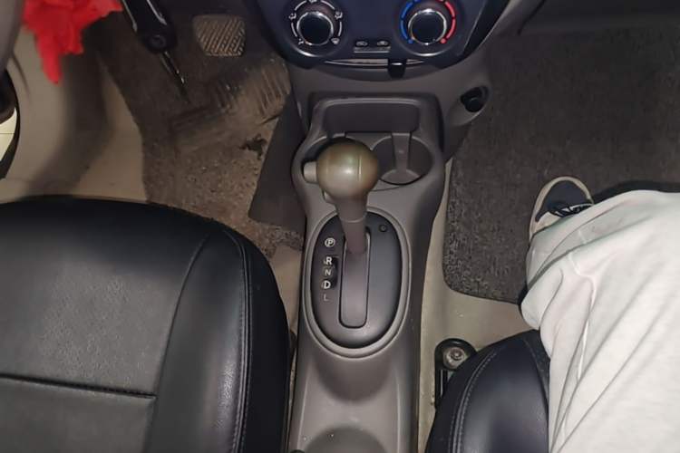 Used Nissan Sunny 2015 1.5XE CVT Comfort Edition Gear Lever
