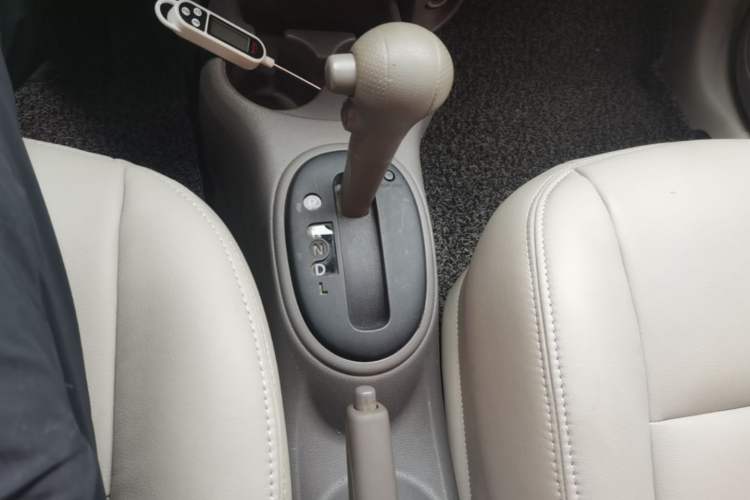 Used Nissan Sunny 2015 1.5XE CVT Master Edition Gear Lever