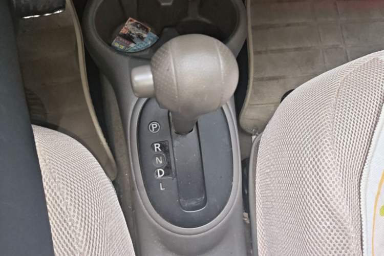 Used Nissan Sunny 2015 1.5XE CVT Comfort Edition Gear Lever