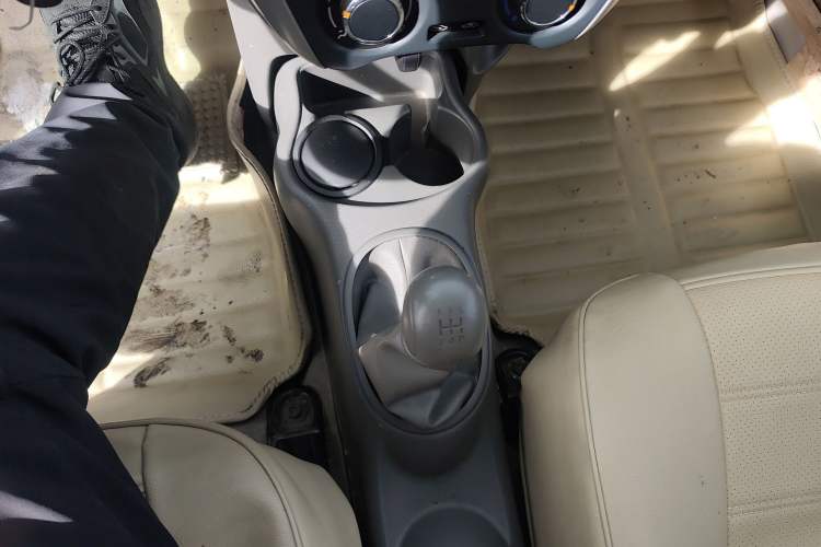 Used Nissan Sunny 2015 1.5XE Manual Comfort Edition Gear Lever