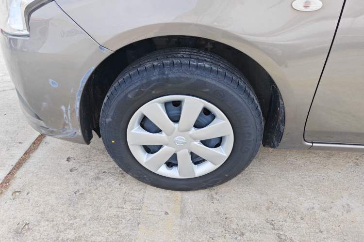 Used Nissan Sunny 2015 1.5XE Manual Comfort Edition Left Front Wheel Hub