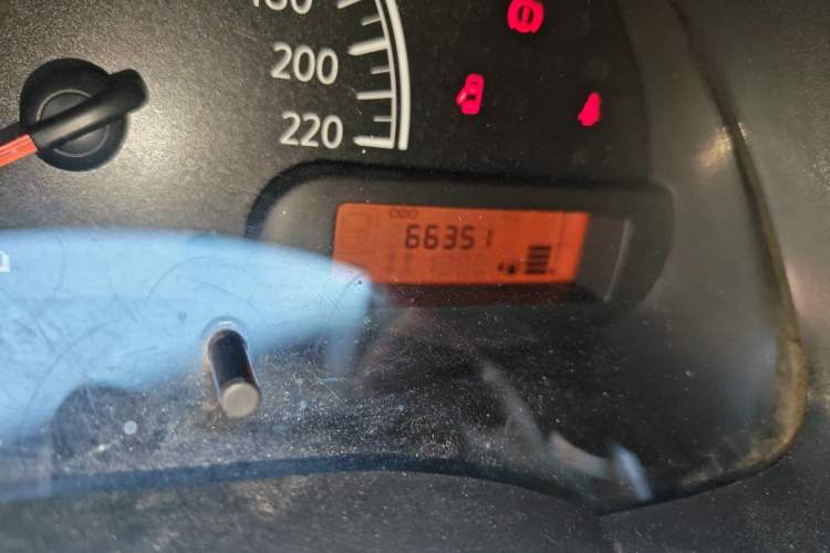 Used Nissan Sunny 2015 1.5XE Manual Elite Edition Odometer Close Up