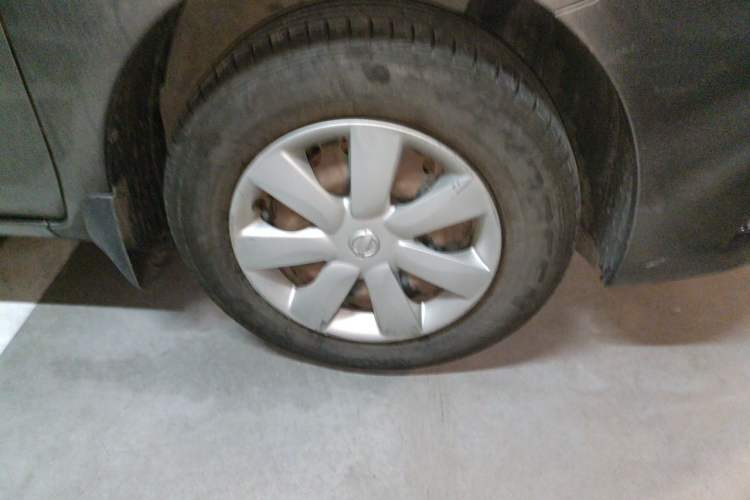 Used Nissan Sunny 2015 1.5XE Manual Comfort Edition Right Front Wheel Hub